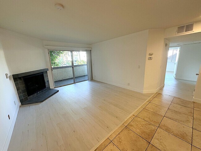 Building Photo - Beautiful 2-Bed, 2-Bath Winnetka Condo – Spacious, Updated & Move-In Ready