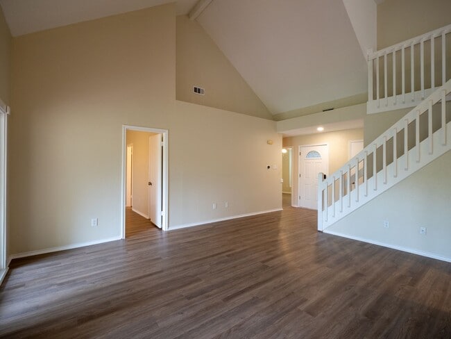 Building Photo - Charming 2-Bedroom Home with Versatile Loft Space – Prime Location.