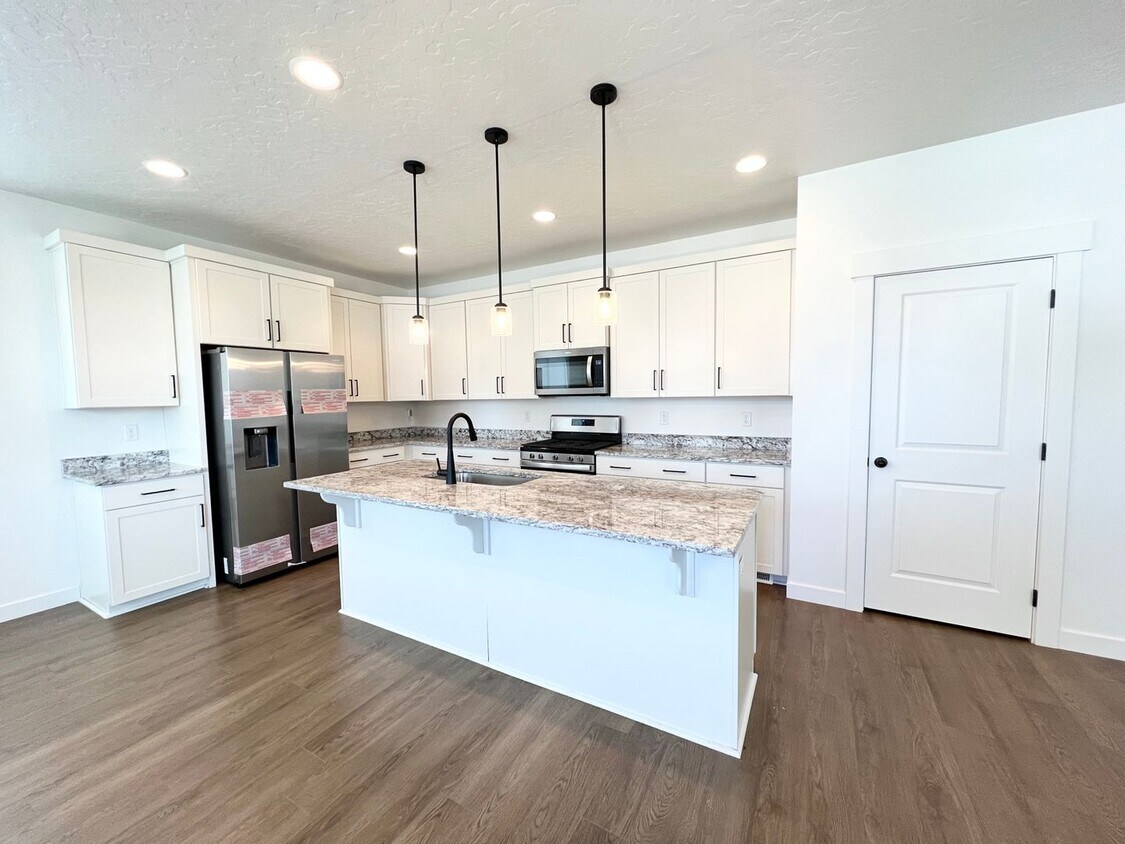 Primary Photo - 4 bedroom/2.5 bathroom House in Payson