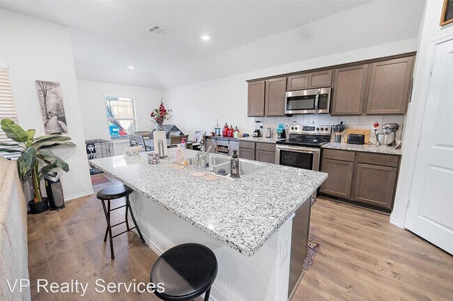 Foto del edificio - 4 br, 2 bath House - 505 Saw Mill Road