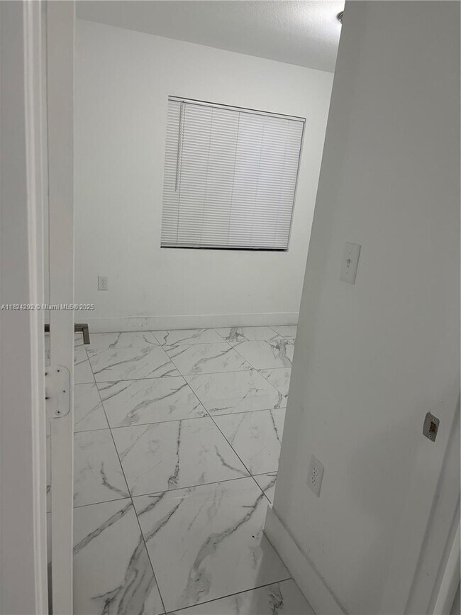 Foto del edificio - 6280 NW 22nd Ct