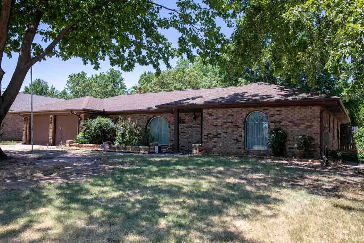 Primary Photo - 116 E Lakehurst Dr