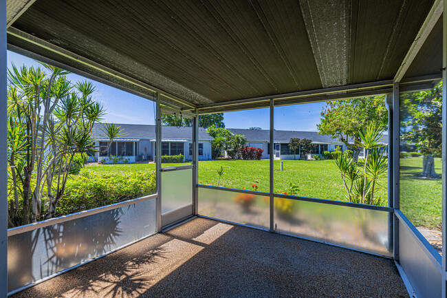 screened patio - 6807 Sandtrap Dr