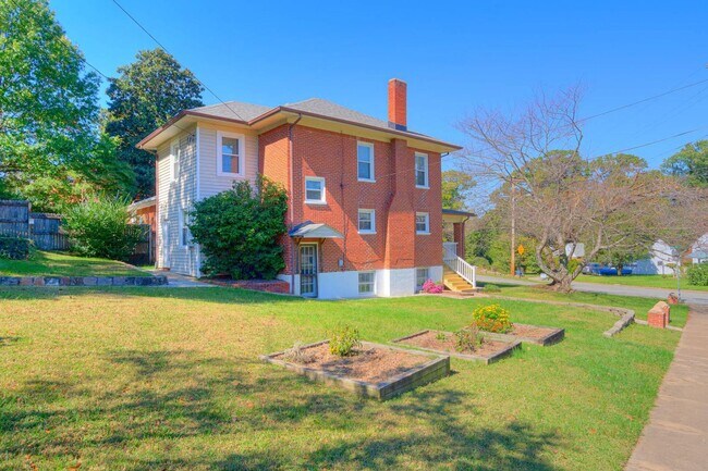 Building Photo - Grandin Court Foursquare convenient to SW City & SW Co!