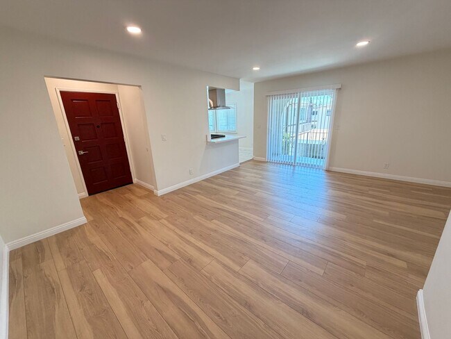 Foto del edificio - Completely Remodeled, Spacious 2 Bedroom Apartment For Rent w/ Parking!