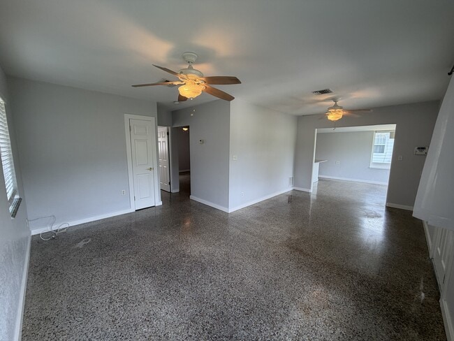 Building Photo - 2 Bed/2 Bath