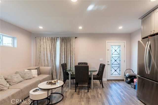 Foto del edificio - 7647 Amestoy Ave