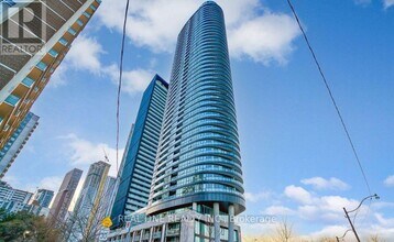 Building Photo - 585 Bloor St E