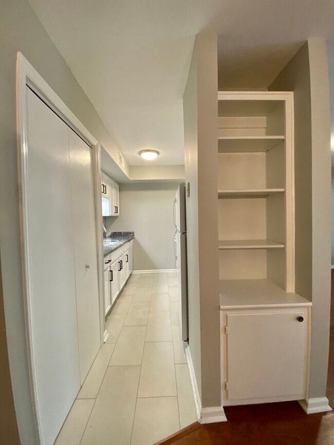 Building Photo - Ground Floor Apartment - Two Primary Bedrooms