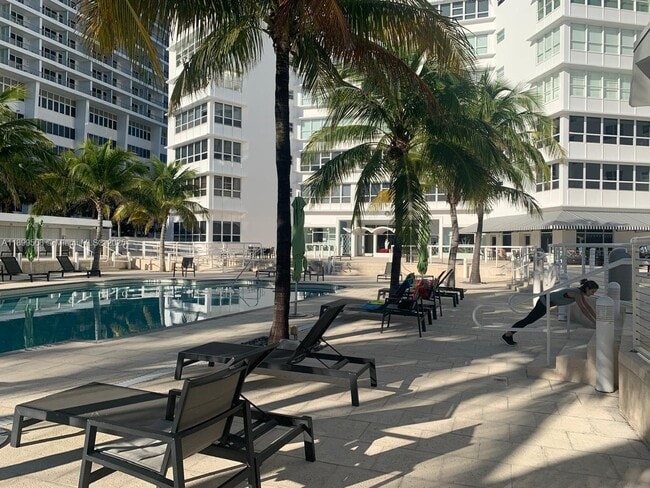Foto del edificio - 4925 Collins Ave