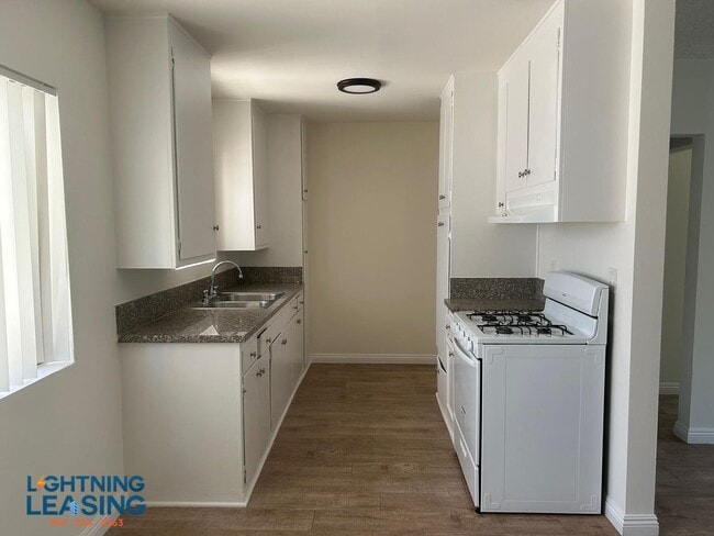 Building Photo - 5133 Yarmouth-25D