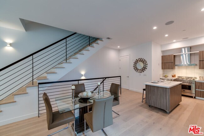 Building Photo - 723 Huntley Dr