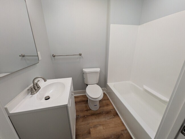 Foto del edificio - Beautiful Four Bedroom Home In Forest Hills