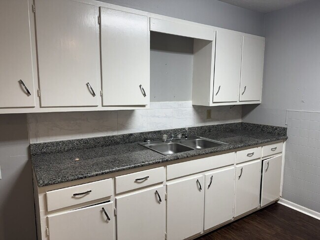 Building Photo - 3 bedroom 1 bath with large bedrooms! Easy...