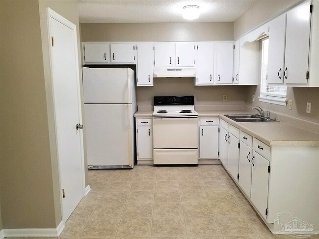 Building Photo - 5675 Vestavia Ln
