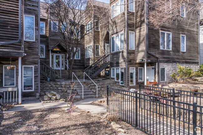 Building Photo - 2406 Lyndale Ave S