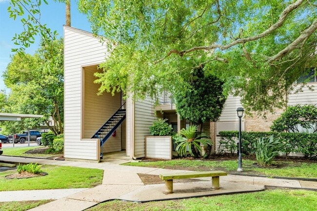 Building Photo - 7098 N Holiday Dr