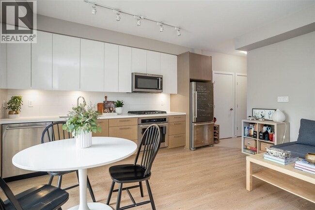 Building Photo - 22 E Royal Ave