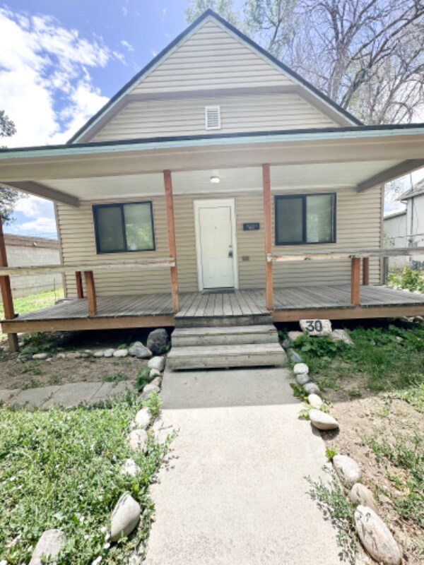 Foto del edificio - 30 Custer Ave