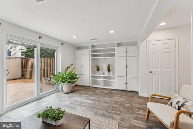 Building Photo - 9769 Lakepointe Dr