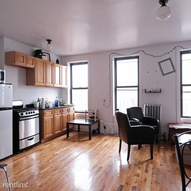 Building Photo - 560 Kosciuszko St