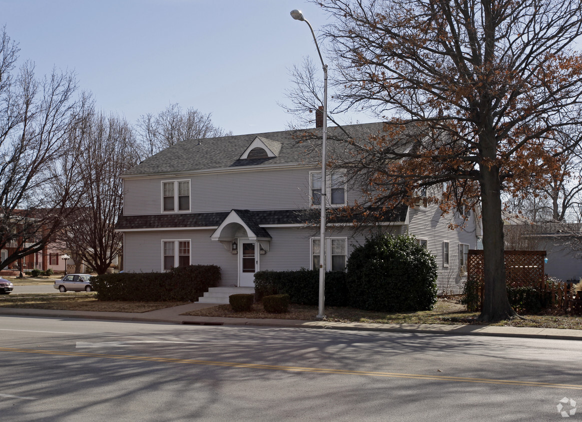 Primary Photo - Adams Apartments