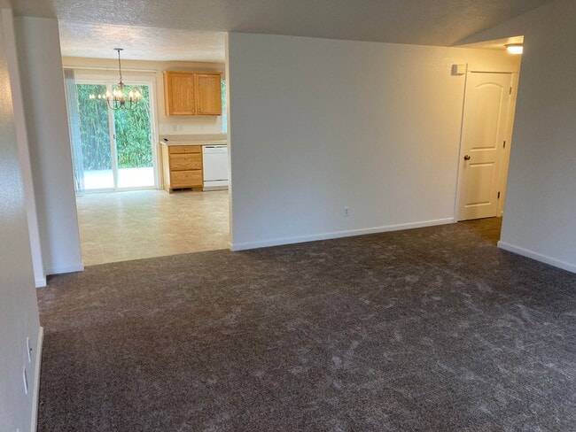 Foto del edificio - Three Bedroom Home, Landscaping Included!