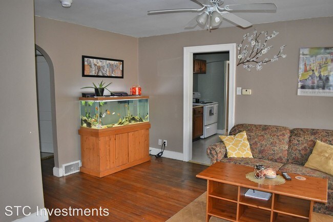 Building Photo - 3 br, 2 bath House - 408 W. Calhoun