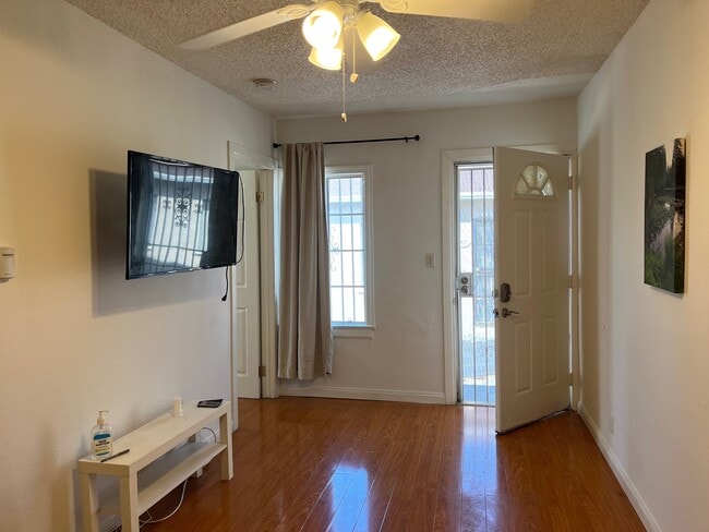 Mucha luz natural con ventiladores. - 2639 Dobinson St