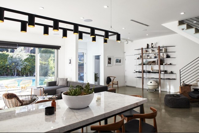 Foto del edificio - 2667 N Beachwood Dr