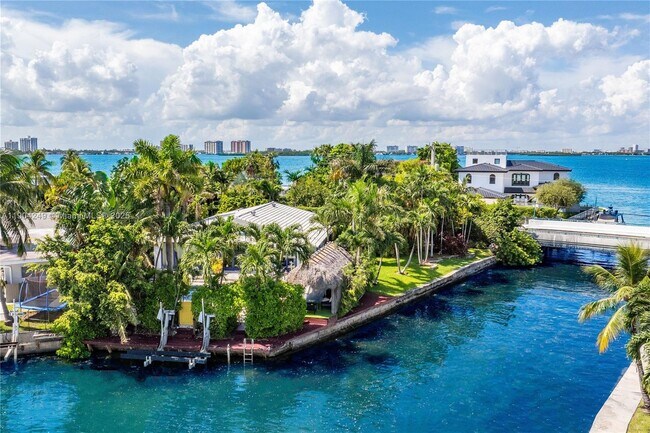 Foto del edificio - 7975 Biscayne Point Cir