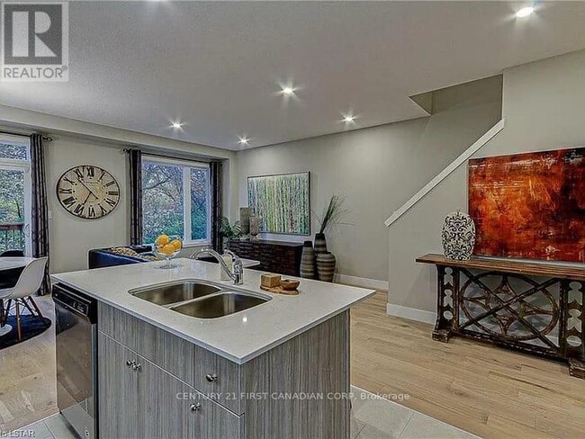 Photo du bâtiment - 177-177 Edgevalley Rd