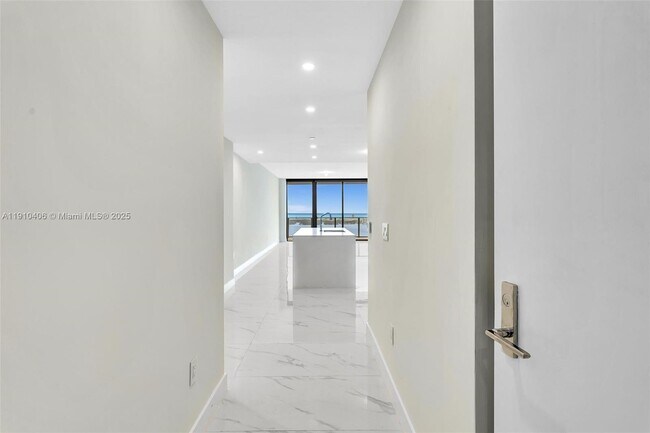 Foto del edificio - 700 NE 24th St