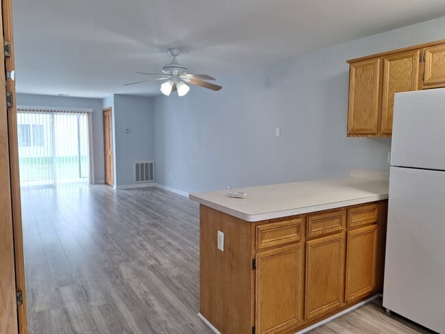 Building Photo - Enjoy condo life in this spacious ranch st...