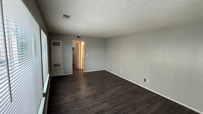 Foto del edificio - Studio Apartment in High Hollows Condominiums