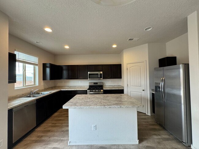 Foto del edificio - 4 bed home available now!