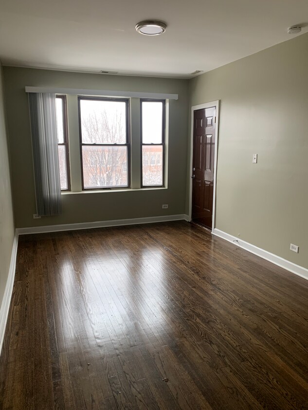 Primary Photo - 4147 S Prairie Ave
