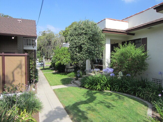 Mirando hacia el oeste - 228 N Myrtle Ave