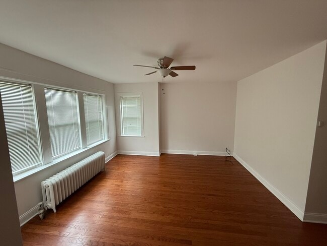 Foto del edificio - 5521 W Farragut Ave