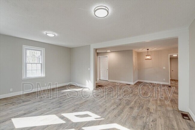 Building Photo - 320 Rosa St