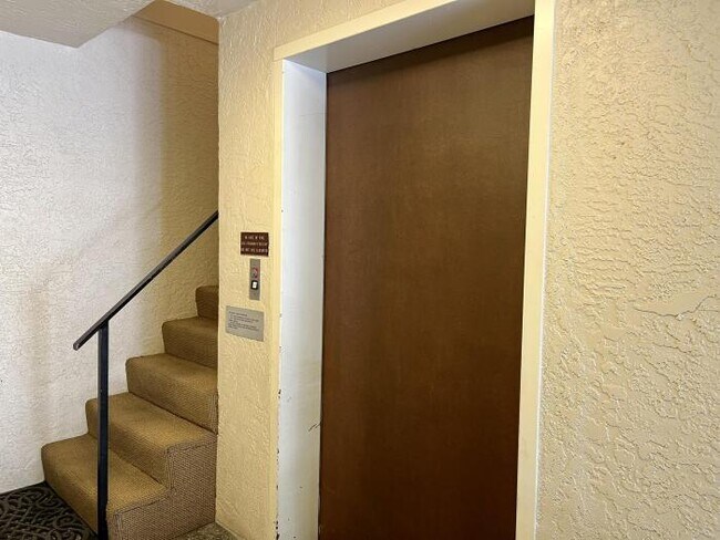 Building Photo - 2 bedroom in Belmont CA 94002