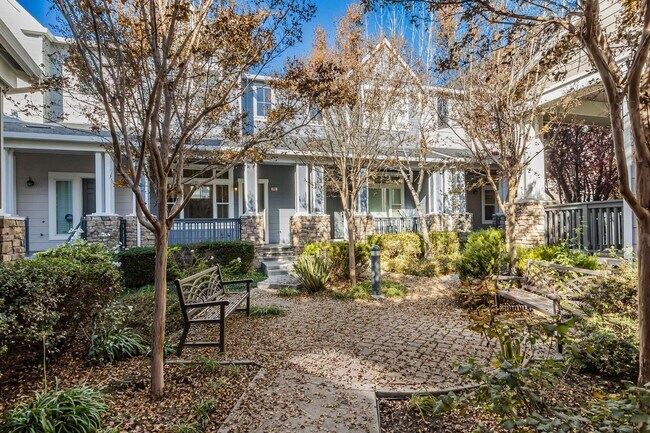 Building Photo - Excellent Townhouse Centrally Located