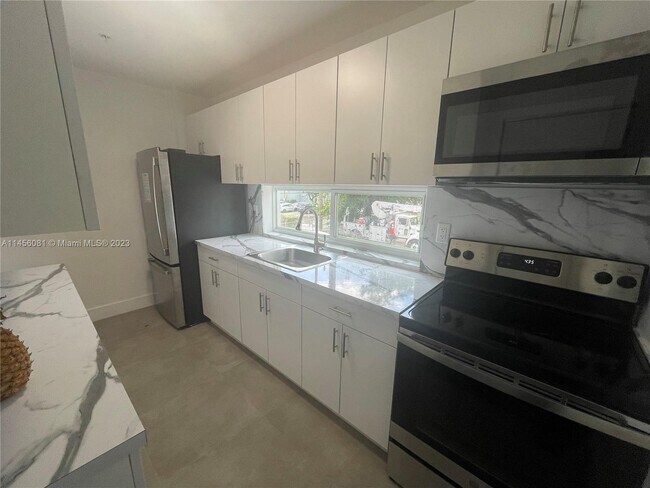 Building Photo - 645 Palmetto Dr