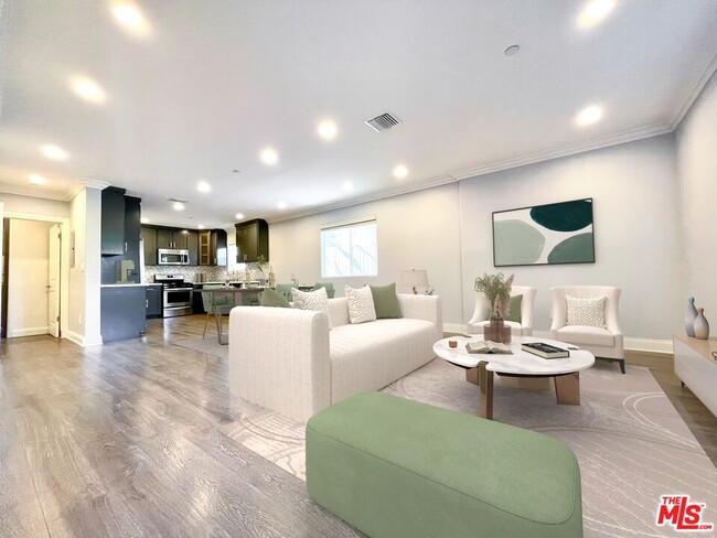 Building Photo - 7113 S La Cienega Blvd