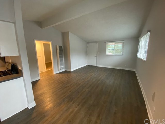 Foto del edificio - 305 E 3rd St