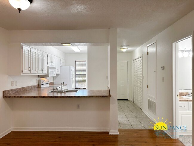 Building Photo - Charming 2 Bedroom Townhouse Located in FWB!