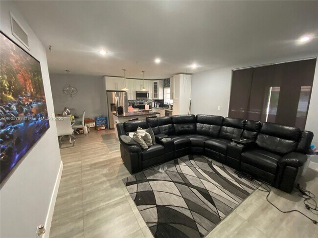 Foto del edificio - 8400 W Sample Rd