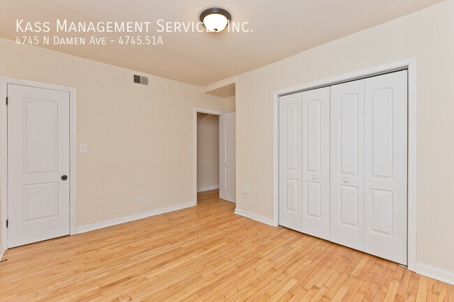 Foto del edificio - 4745 N Damen Ave