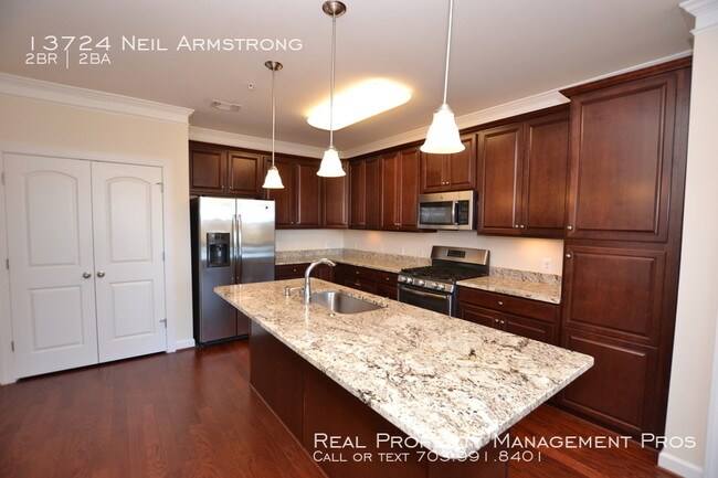 Foto del edificio - 13724 Neil Armstrong Ave