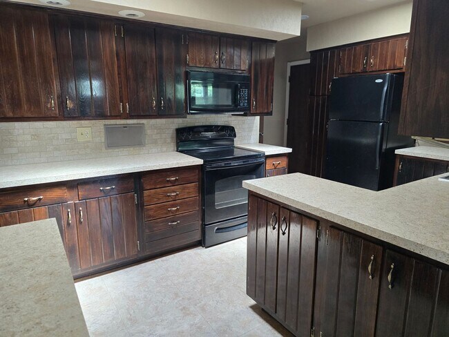 Building Photo - 5 bedroom ranch style home with fully fini...